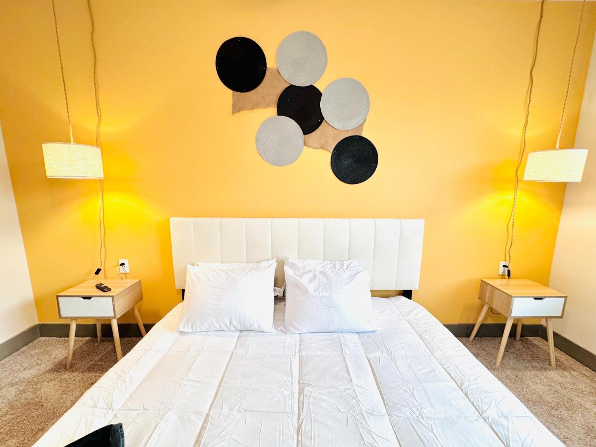 Apartment Full With King Bed, Pet-friendly & 15 Min To Parks And Lots Of Amenities *