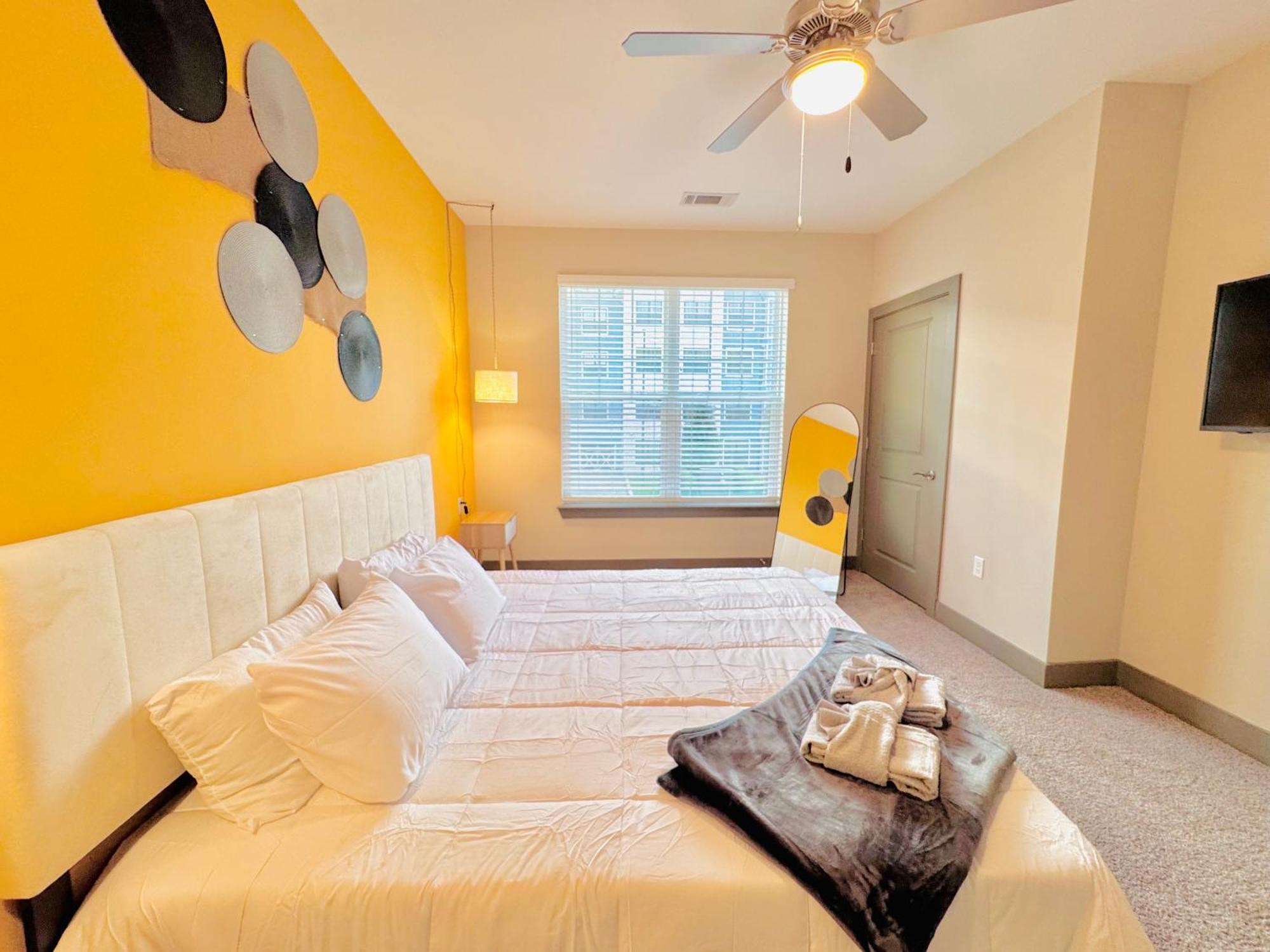 Apartment Full With King Bed, Pet-friendly & 15 Min To Parks And Lots Of Amenities *